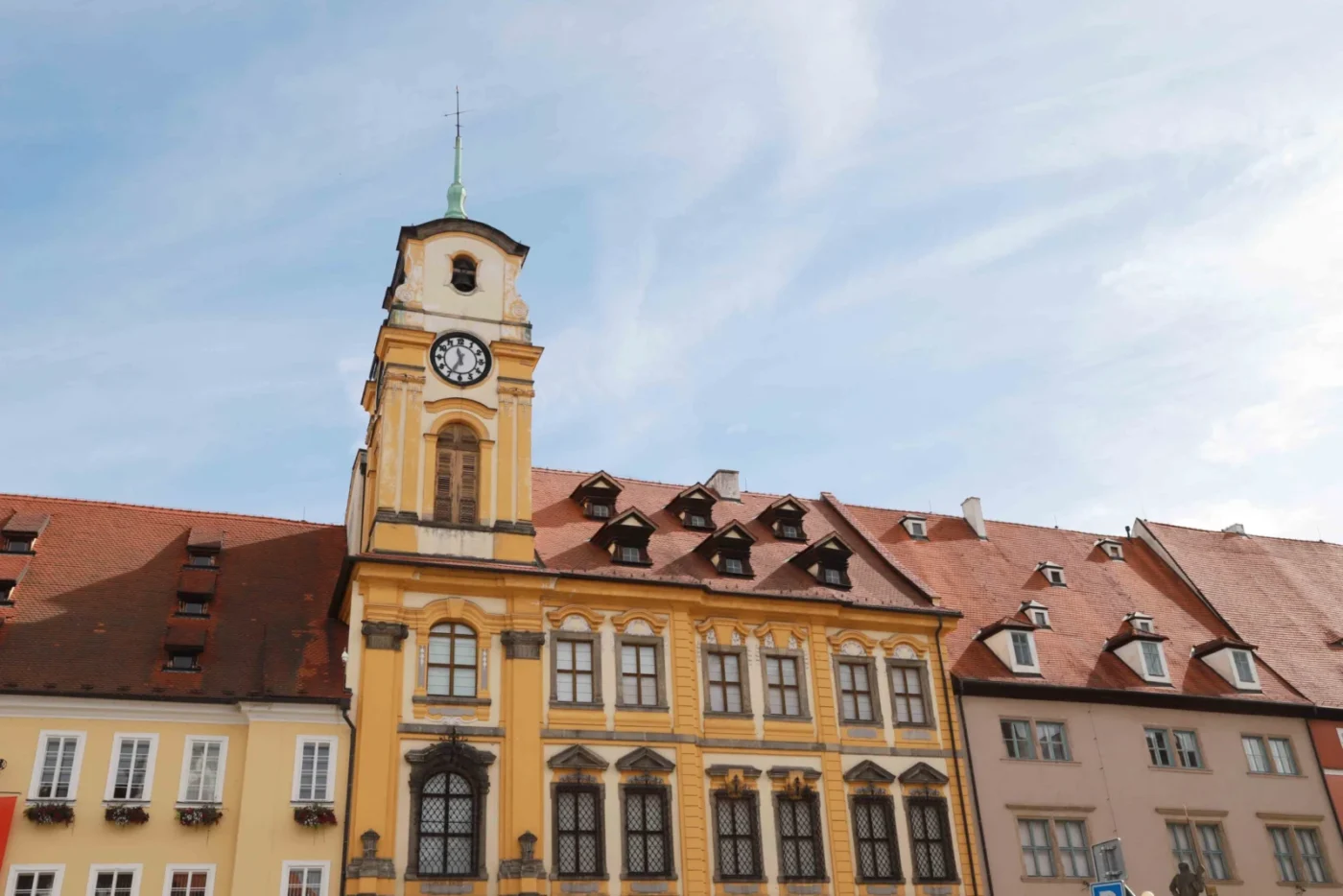 Krásná barokní radnice byla na náměstí postavena v letech 1720-1729.