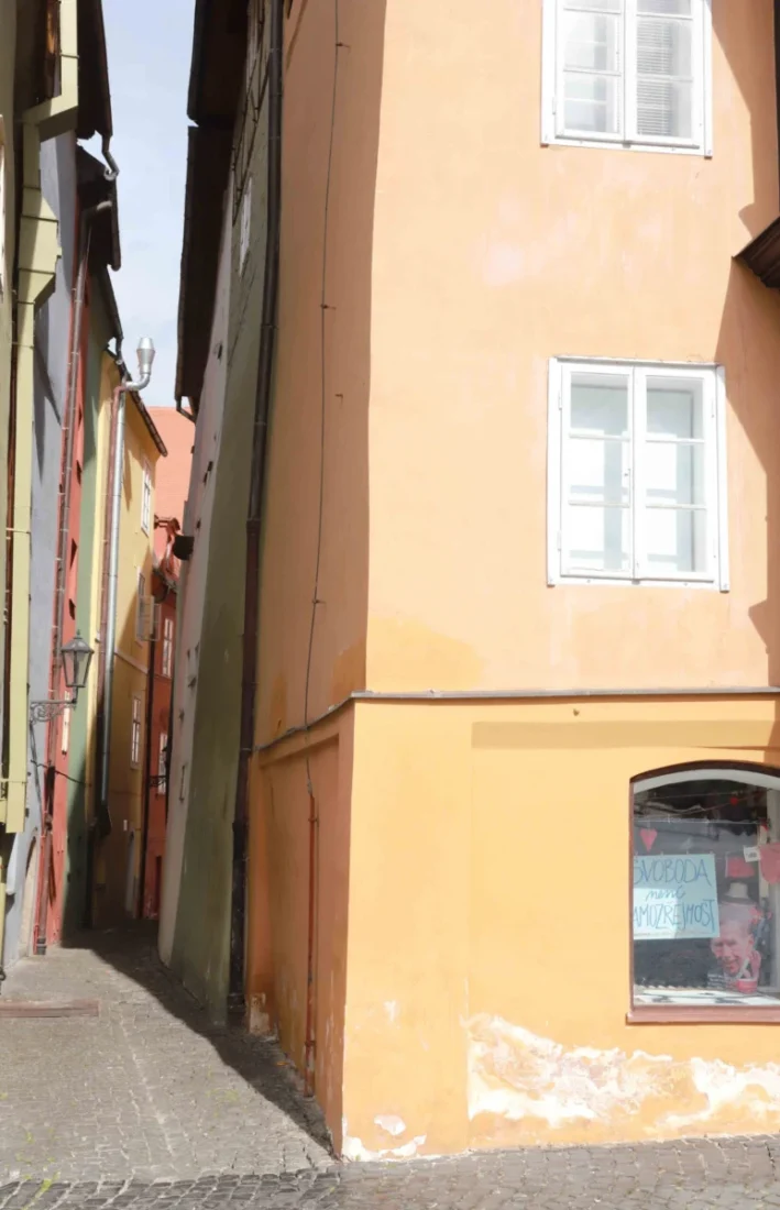 Je mezi nimi takováto uzounká Kramářská ulička, která má šířku pouhých 160 centimetrů.