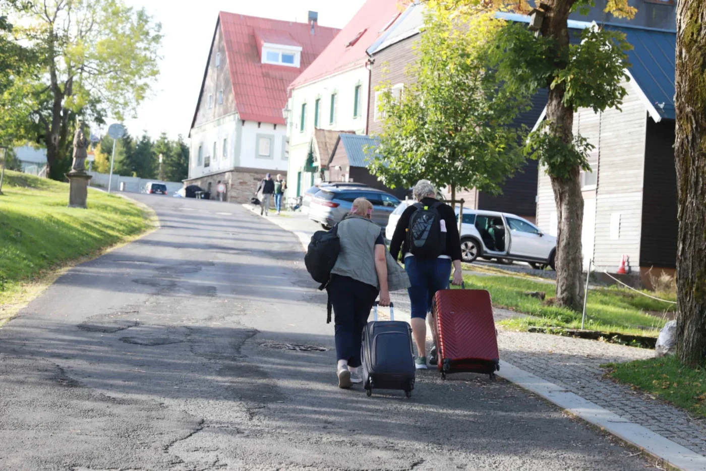 Při pohledu na tyto dámy s kufry jsem si uvědomila, že pokud by ta zavazadla neunesly, nemohly by cestovat. 