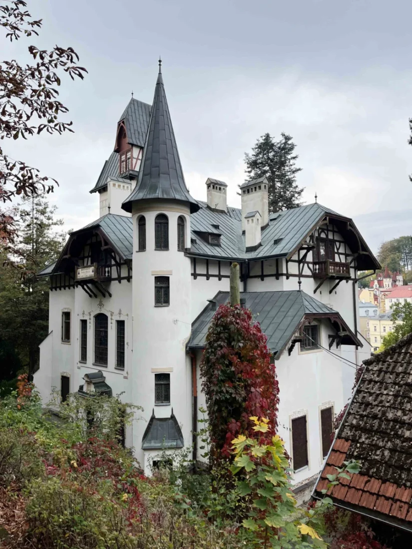 Knížecí villa ještě jednou z bočního pohledu. 
