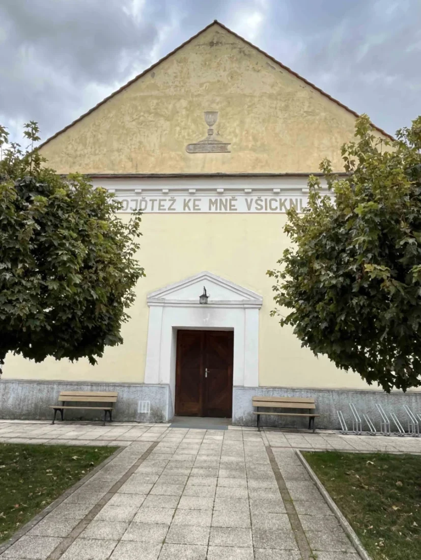 Zaparkovala jsem kousek od evangelického kostela.
