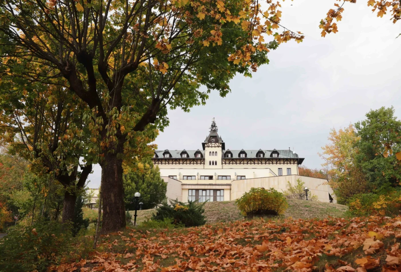 Podzimní pohled na čtyřhvězdičkový Chateau Monty SPA Resort.
