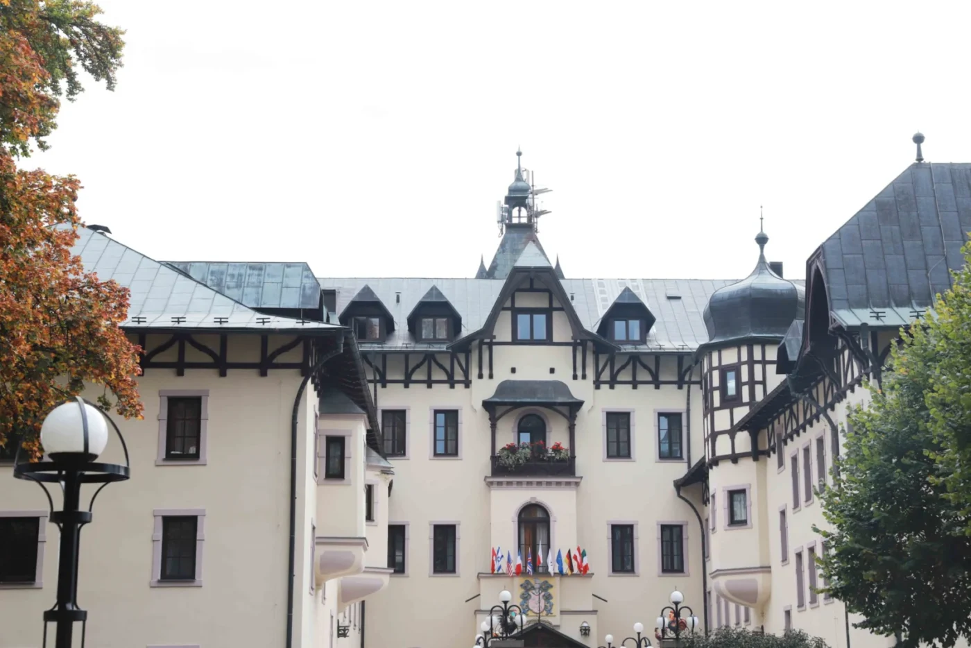 Čtyřhvězdičkový Chateau Monty SPA Resort zezadu.