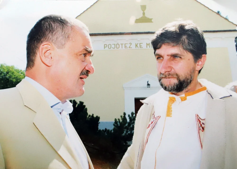 Přátelé Břeťa Rychlík a Karel Schwarzcenberg před evangelickým kostelem v roce 2000.